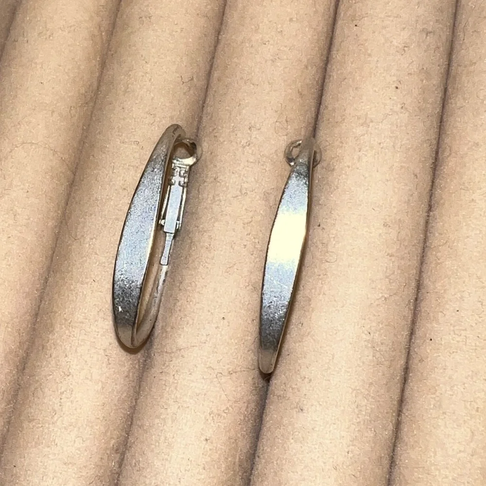 ⭐️Vintage Silver Tone Classic Oval Hoop Earrings - Picture 2 of 9